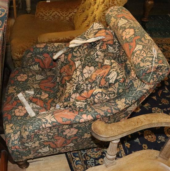 Late Vict button back armchair, Morris style fabric